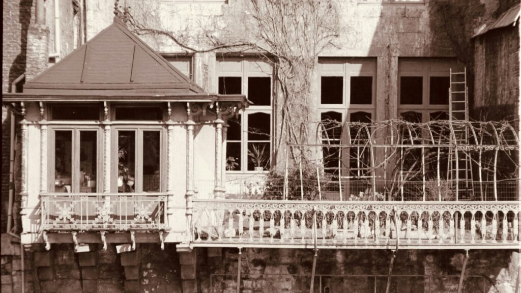 Een historisch huis met elegant balkon,getoond in zwart-wit."Hoe Byte-app Distinct probeerde TikTok te Verslaan"door een gemeenschapsgevoel te bevorderen.