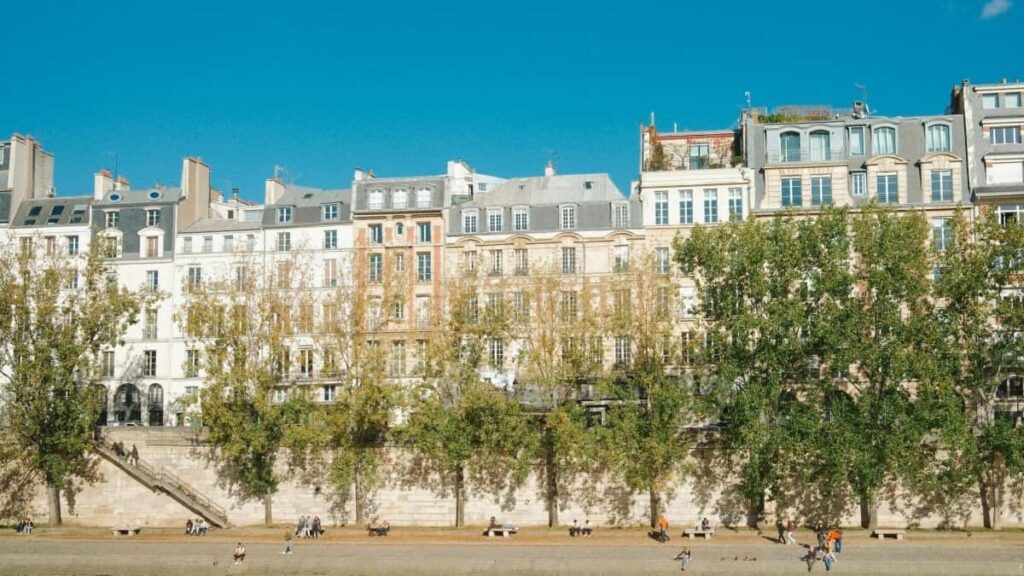 Praktische gids voor Belgische creators: hoe je United Arab Emirates-merken op Etsy contacteert voor unboxingvideo's, met lokale outreach-tactieken, platformtips en een data-snapshot.