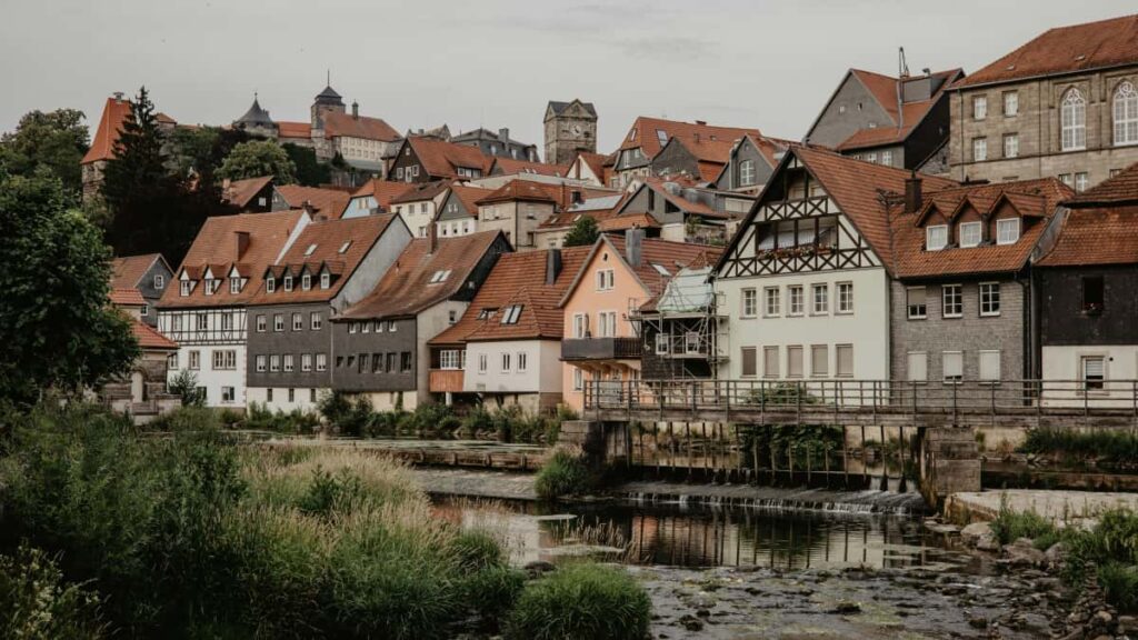 Praktische gids voor Belgische adverteerders: hoe je Duitse Takatak-creators vindt en inzet voor livestream-ecommerce.