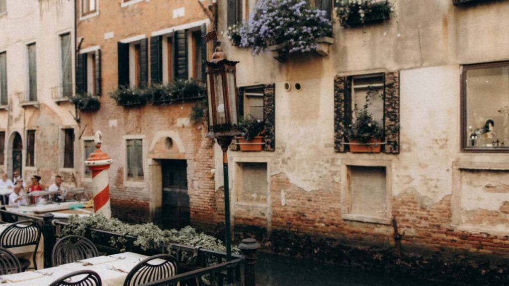 Praktische gids voor Belgische adverteerders om Zuid-Koreaanse Apple Music creators te vinden, benaderen en PR-pakketten te sturen.