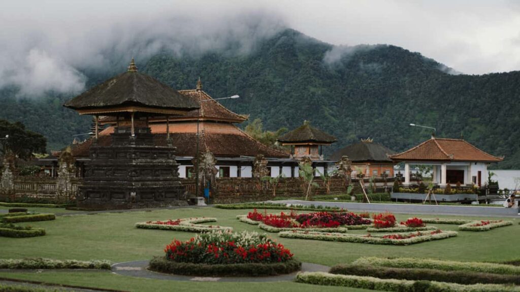 Praktische gids voor Belgische adverteerders: waar en hoe je Nepalese eBaycreators vindt om makeup tutorials te lanceren met platformkeuzes, outreach-tactieken en risicocheck.